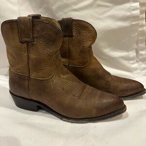 LIKE NEW - Frye “Billy” short western boot